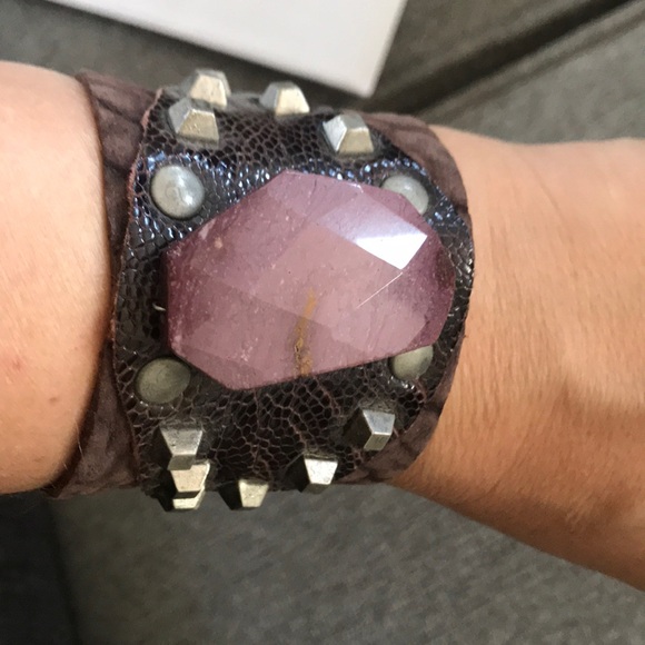 Leather cuff with stone - Picture 1 of 2